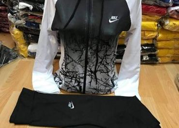 Moderná Nike dámska